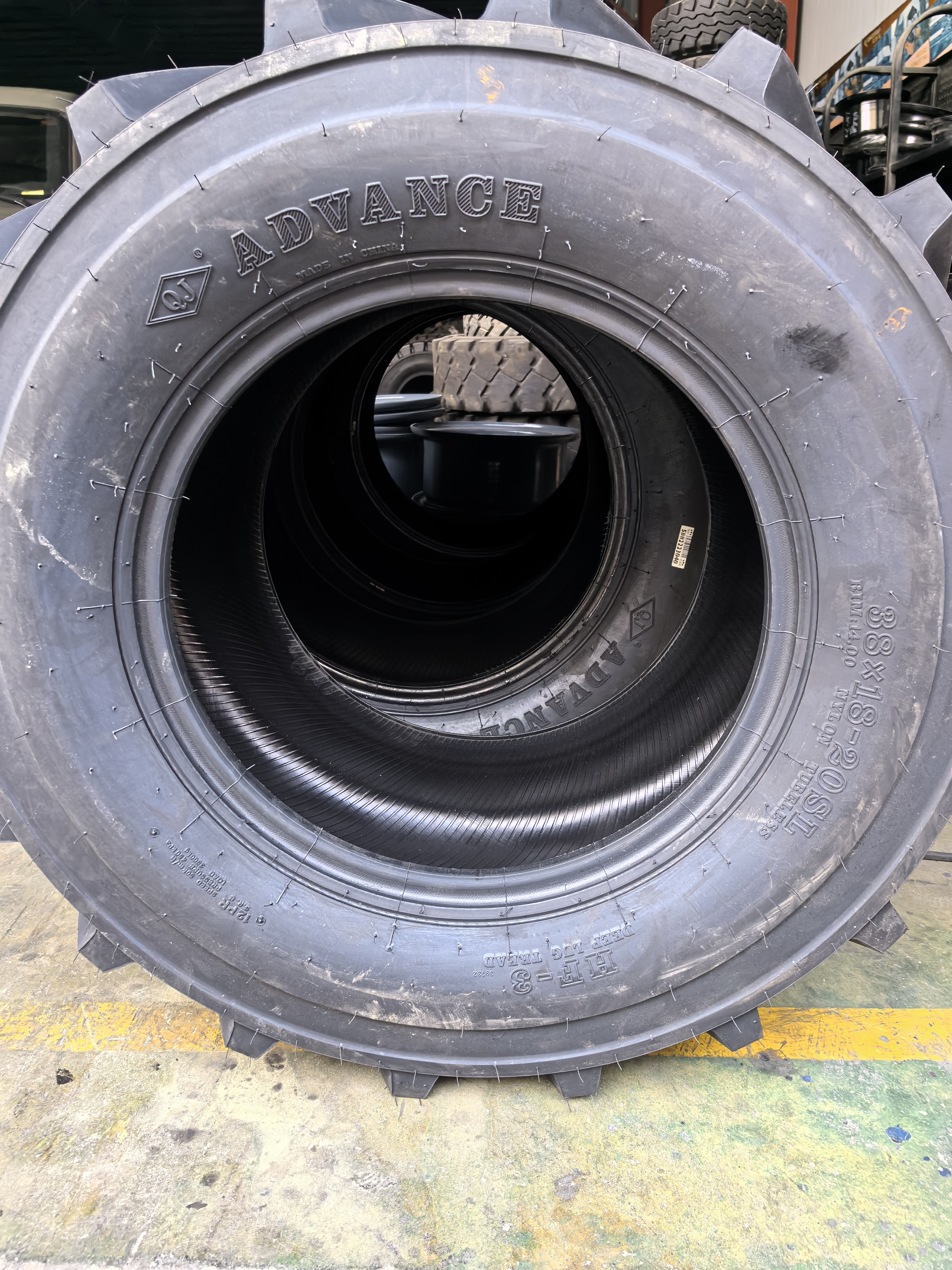 Concriptio cum Dubai Client pro antecessum HF-III XXXVIII × 18-20 caespite tires
